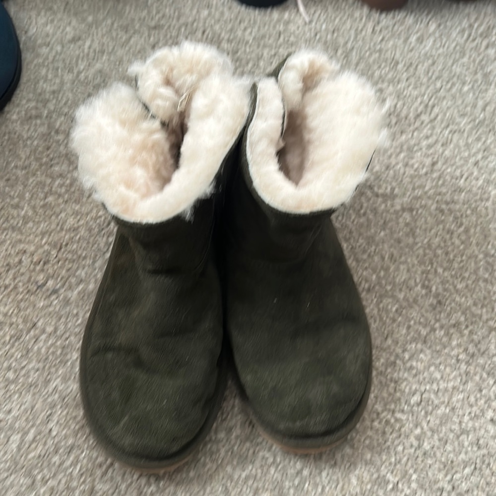 Used koolaburra Uggs with tassels. Size 6